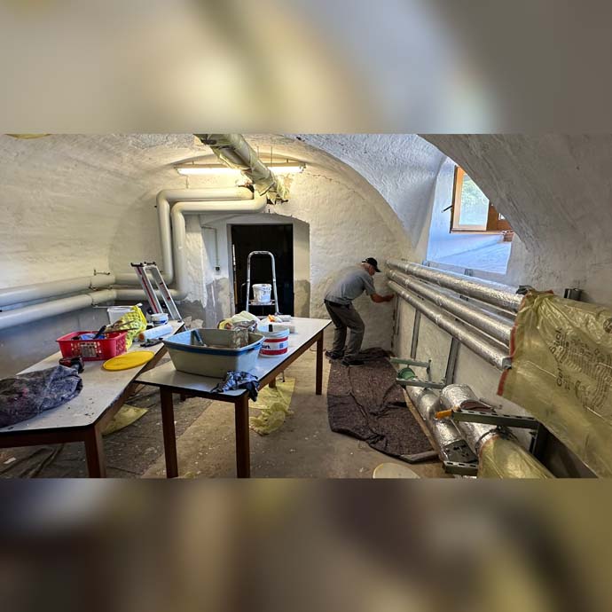 Renovierungsarbeiten im Schloss Emersacker: Ein neuer Sägeraum entsteht