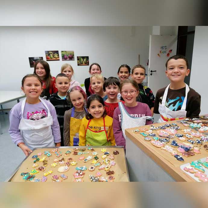 OGTS-Kinder backen Weihnachtsplätzchen