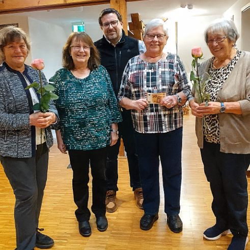 Bastelfrauen aus Emersacker unterstützen Seniorenarbeit mit großzügiger Spende