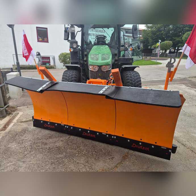 Neuer Schneepflug für den Gemeindetraktor