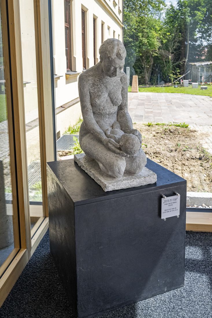 Skulptur "Mutter mit Kind" im Eingangsbereich