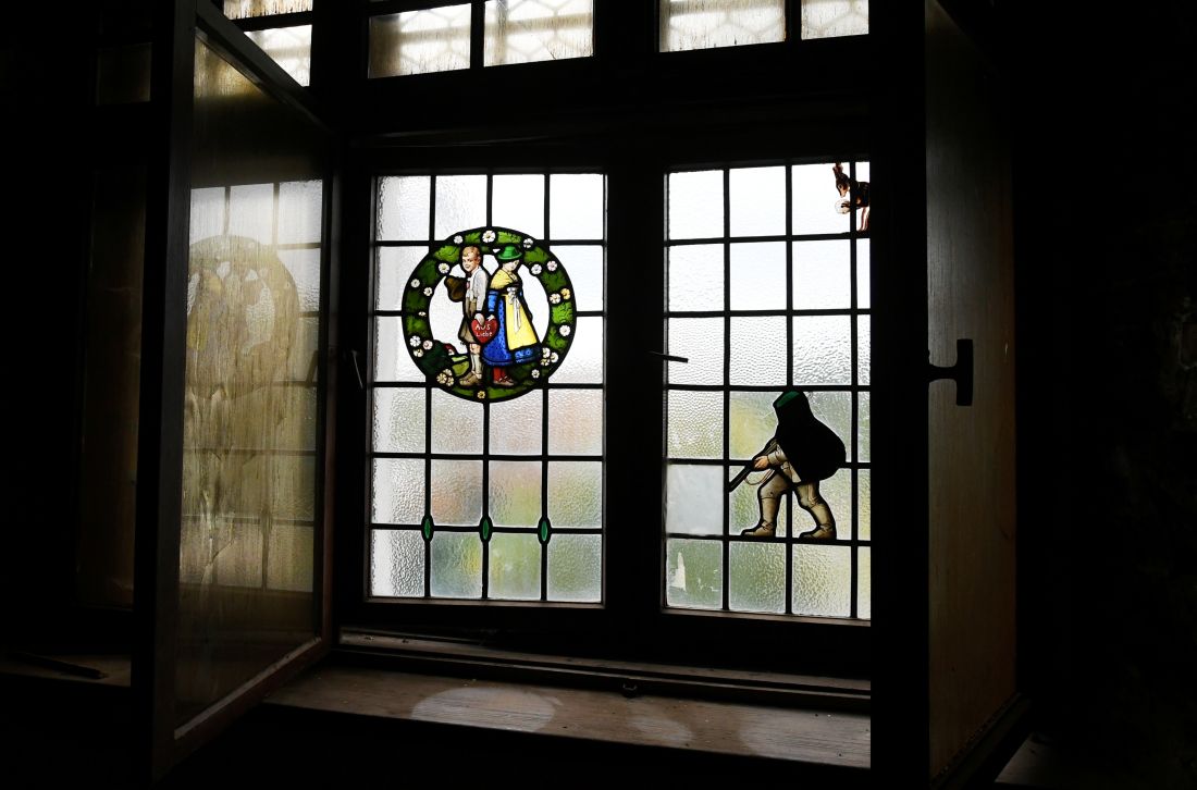 Historisches Glasfenster im Nebenzimmer