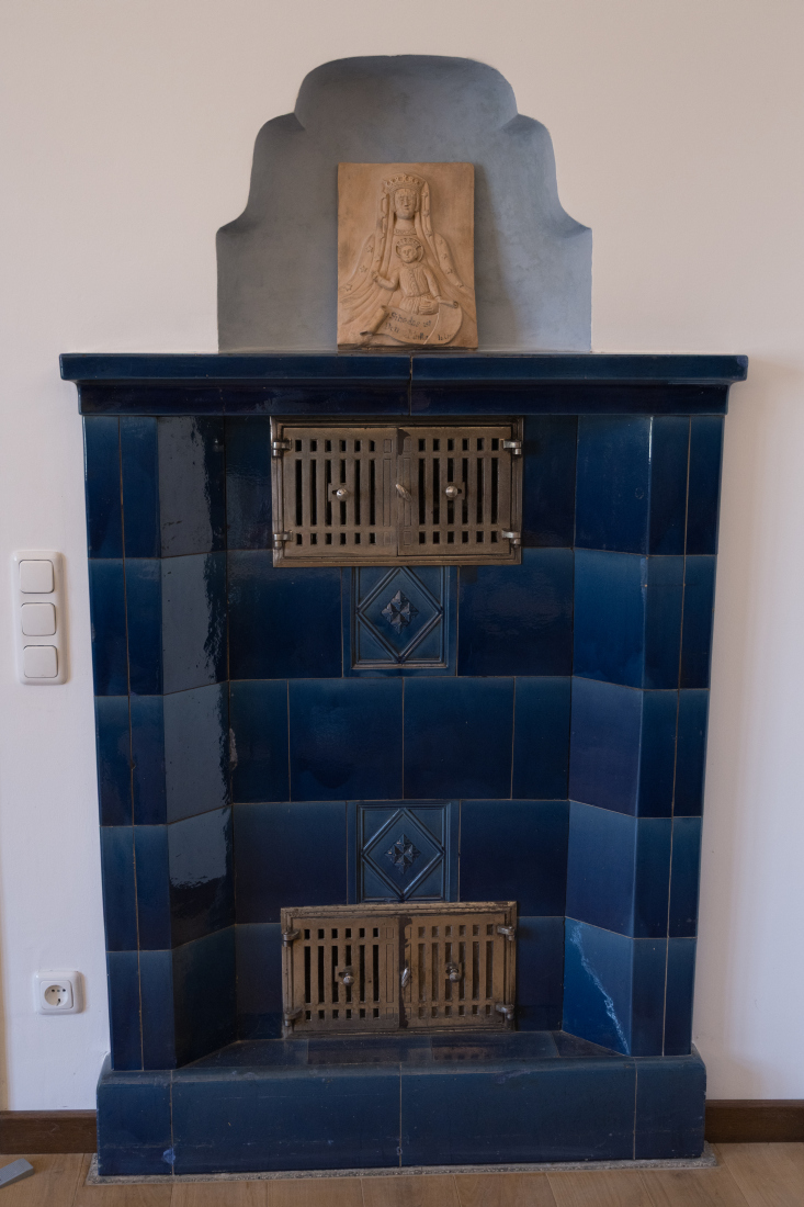 Kachelofen und Kopie des Reliefs der Fuggersäule